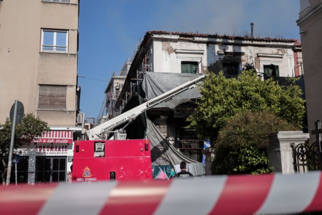 Φωτιά σε κτίριο στην Αιόλου: Κίνδυνος κατάρρευσης - Προληπτικές εκκενώσεις κτιρίων