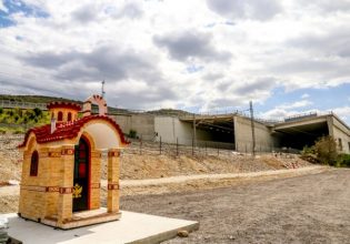 Εικονοστάσι στο σημείο της τραγωδίας στα Τέμπη – Σε βαρύ κλίμα το μνημόσυνο