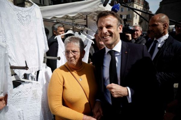 Εμανουέλ Μακρόν: Επισκέφτηκε λαϊκή αγορά κ τα άκουσε από παρευρισκόμενους