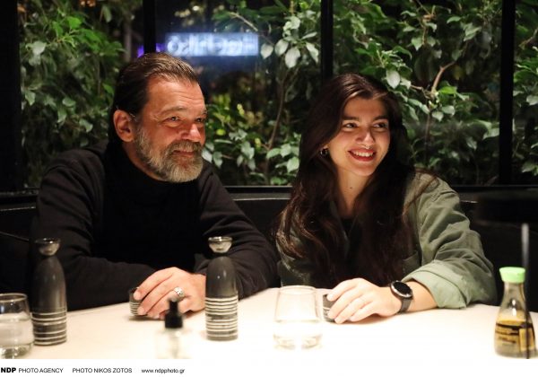 Κωνσταντίνος Καζάκος: Απαντά στα επικριτικά σχόλια για τη διαφορά ηλικίας με τη σύντροφό του