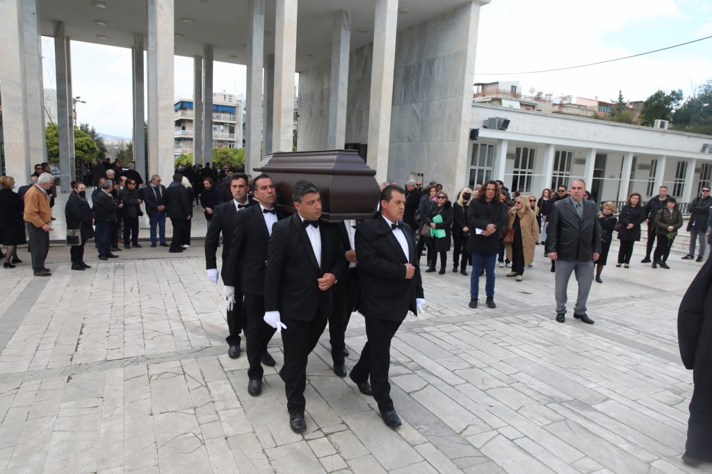 Ρένα Κουμιώτη: Αυτήν την ώρα η κηδεία της τραγουδίστριας