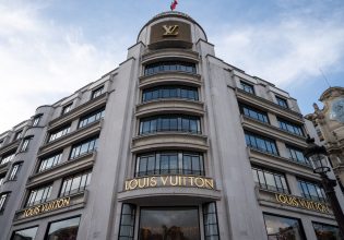 LVMH: Η πρώτη ευρωπαϊκή εταιρεία που ξεπερνά σε αξία τα 500 δισ.