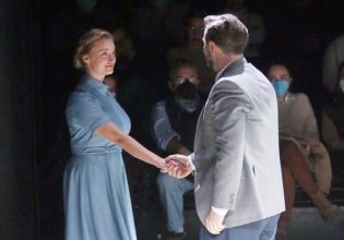 Αλέξανδρος Μπουρδούμης – Λένα Δροσάκη: Πήγε να της πιάσει το χέρι και το τράβηξε – Η αμήχανη στιγμή στο θέατρο