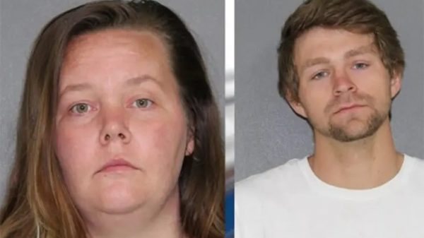 Έκαναν τατουάζ στα παιδιά τους και μετά τους έκοψαν το δέρμα