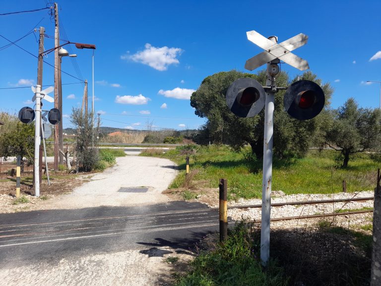 Αδιανόητο παρκάρισμα στον Πύργο – Το άφησε κάτω από τις μπάρες του ΟΣΕ