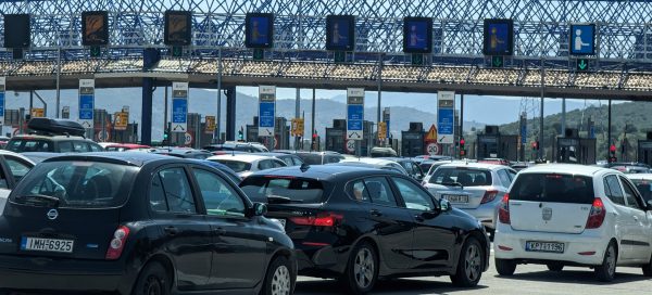 Πάσχα: Μαζική επιστροφή και ουρές χιλιομέτρων στις εθνικές οδούς