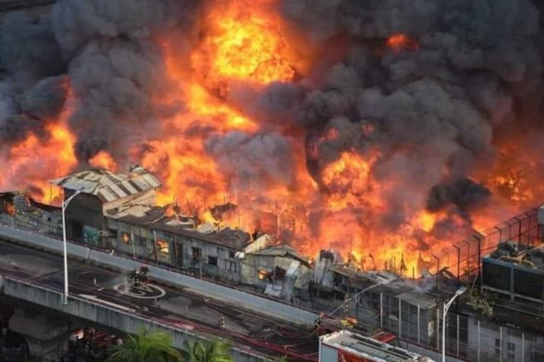 Φωτιά σε αγορά στο Μπαγκλαντές: Πύρινη κόλαση στη μεγαλύτερη αγορά ρούχων