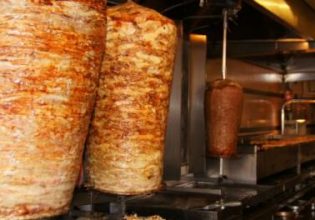 Πάτρα: Τιμή σοκ για σάντουιτς με γύρο χοιρινό σε ψησταριά – Δείτε την απόδειξη