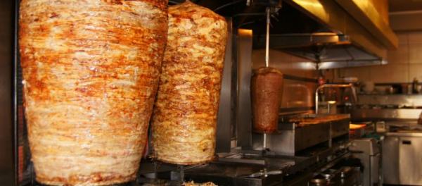 Πάτρα: Τιμή σοκ για σάντουιτς με γύρο χοιρινό σε ψησταριά - Δείτε την απόδειξη
