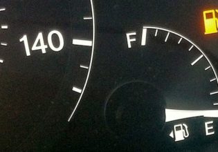 Πόσα χιλιόμετρα μπορείτε να κάνετε με το λαμπάκι της βενζίνης αναμμένο;