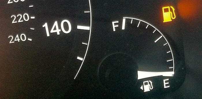 Πόσα χιλιόμετρα μπορείτε να κάνετε με το λαμπάκι της βενζίνης αναμμένο;