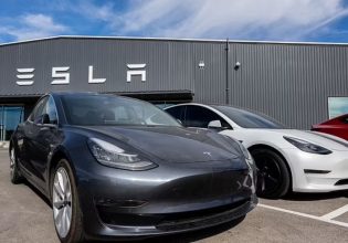 Tesla: Εγκαταλείπει τη μάχη με τη Mercedes για να τα βάλει με τη Ford