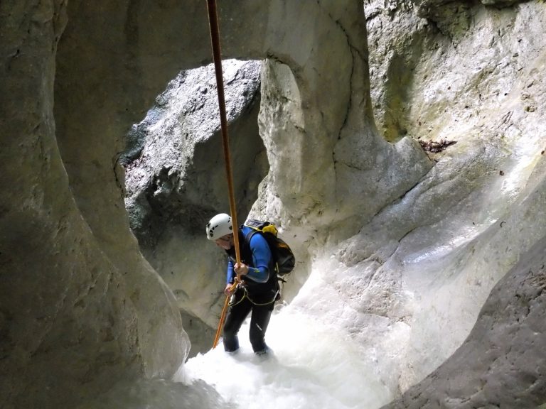 Διεθνές Φεστιβάλ Canyoning: Ο 82χρονος Βόλφγκανγκ Στράιχερ έχει διασχίσει πάνω από 1.000 φαράγγια