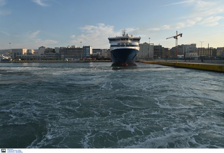 Αυτοκίνητο έπεσε στο λιμάνι του Πειραιά – Σε κατάσταση μέθης ο οδηγός