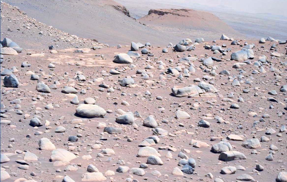 NASA: Πώς έφτασαν αυτά τα βότσαλα μέσα σε κρατήρα του Άρη;