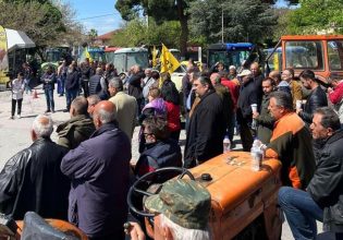 Λάρισα: Συλλαλητήριο με τρακτέρ αμυγδαλοπαραγωγών