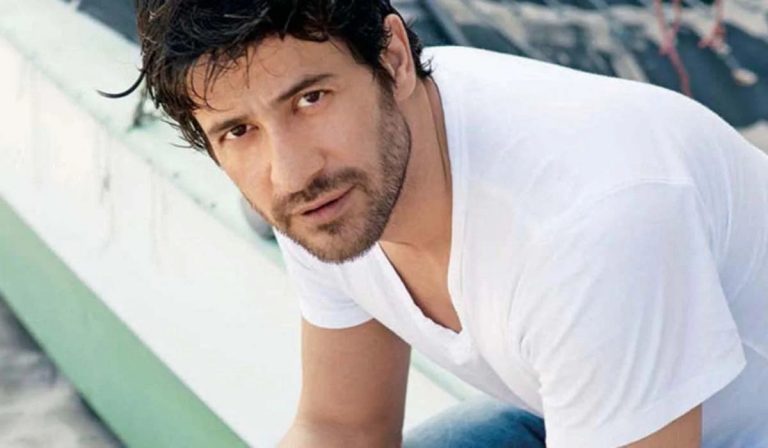 Πίσω από τις λέξεις έρχεται ο Αλέξης