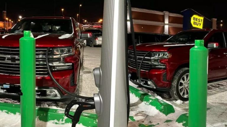 Παμπόνηρος οδηγός: Δείτε τι σκαρφίστηκε για να εξασφαλίσει μία θέση πάρκινγκ