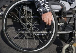 ΟΠΕΚΑ: Αυξάνονται 8% τα αναπηρικά επιδόματα – Τα νέα ποσά
