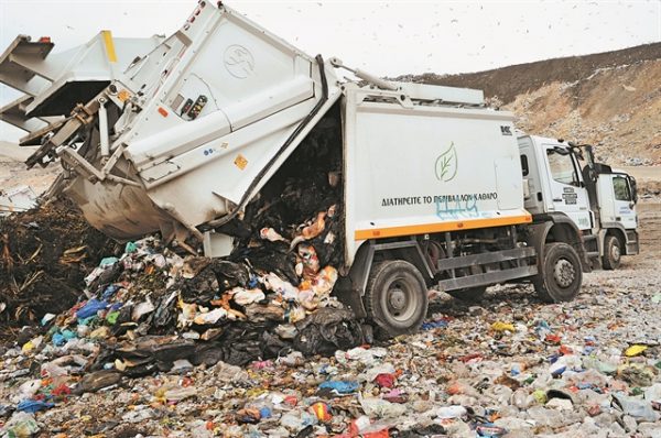 Σκουπίδια: Τροπολογία για την είσπραξη του ποσού προκάλεσε αντιπαράθεση κυβέρνησης – δήμων