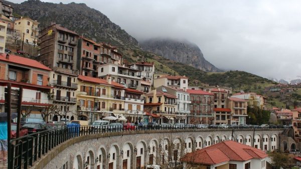 Αράχωβα: Χειροπέδες σε 62χρονο που κυκλοφορούσε ελεύθερος παρά τα εντάλματα σύλληψης