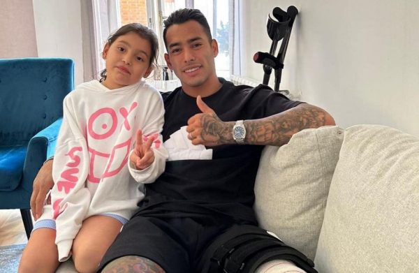 ΑΕΚ: Χαμογελαστός παρέα με την κόρη του ο Αραούχο, μετά την επέμβαση (pic)