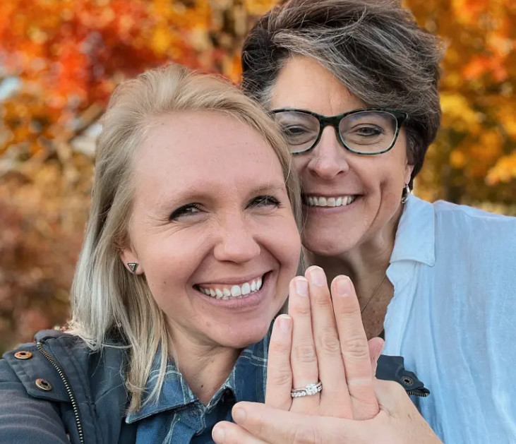 Αρραβωνιάστηκε την καθηγήτρια της – Δέχονται όμως επίθεση από τρολ για τη διαφορά ηλικίας τους