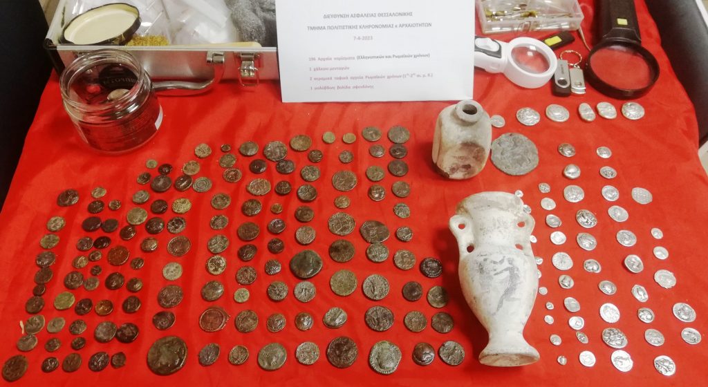 Συνελήφθη αρχαιοκάπηλος στη Θεσσαλονίκη – Επιχείρησε να στείλει αρχαία νομίσματα στη Γερμανία κρυμμένα σε ελαιόλαδο