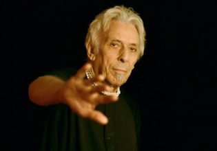 Ο John Cale, που έγραψε ιστορία με τους Velvet Underground, έρχεται στο Ωδείο Ηρώδου Αττικού