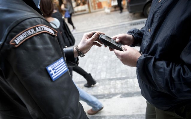 «Γυαλιά-καρφιά» για μια κλήση: 50χρονος απείλησε να «θάψει» τον αστυνομικό