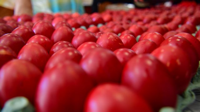 Κόκκινα αυγά: Πόσο κρατάνε, μέχρι πότε να τα καταναλώσετε