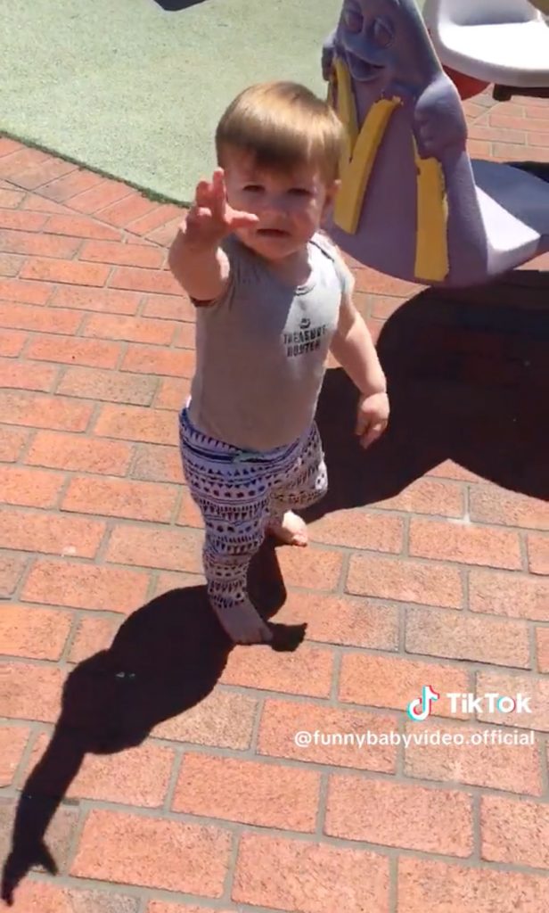 TikTok: Το viral βίντεο που δίχασε – Η πλάκα του πατέρα στον δίχρονο γιο του με την σκιά του
