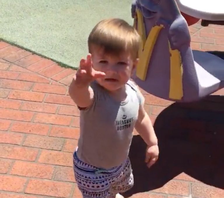 TikTok: Το viral βίντεο που δίχασε – Η πλάκα του πατέρα στον δίχρονο γιο του με την σκιά του