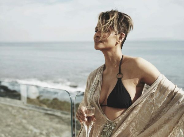 Χάλι Μπέρι: Πίνει κρασί στο μπαλκόνι ολόγυμνη και κόβει την ανάσα