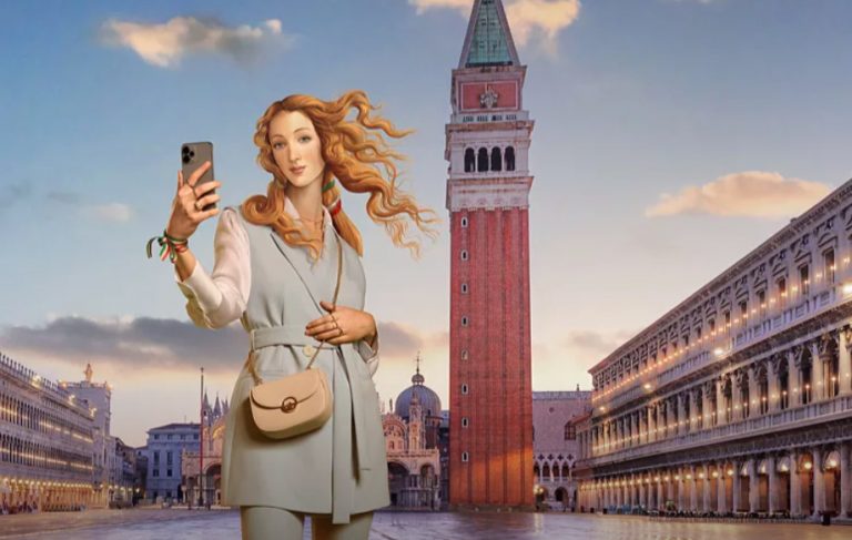 Η Αφροδίτη του Μποτιτσέλι σε ρόλο… πρέσβειρας τουρισμού – Τρώει πίτσα και βολτάρει στο Κολοσσαίο!