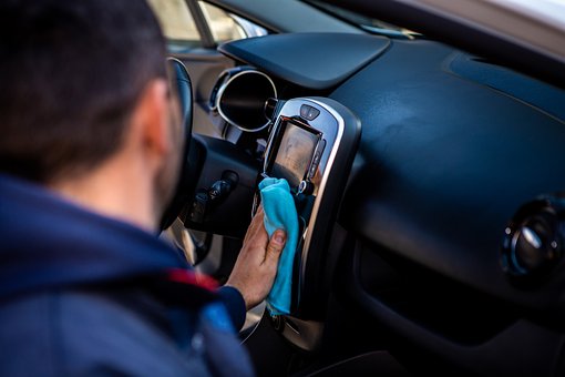 Αφρός ξυρίσματος: Ο πιο εύκολος και οικονομικός τρόπος για να καθαρίσετε το αυτοκίνητό σας