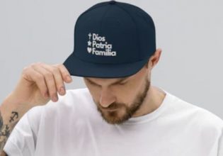 Η αντιδημοκρατική εταιρεία ρούχων που ποντάρει στα tweets για το πόσο προσβλητική είναι