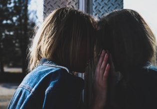 Μαστροπεία: Σε ασφαλές περιβάλλον η 14χρονη που το έσκασε από δομή και την εξέδιδαν