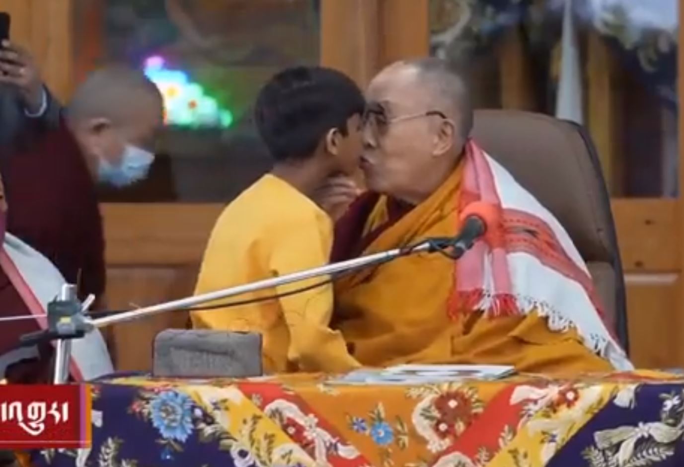Δαλάι Λάμα: Σάλος με τη συμπεριφορά του απέναντι σε νεαρό αγόρι – Του ζήτησε να του «γλείψει τη γλώσσα»