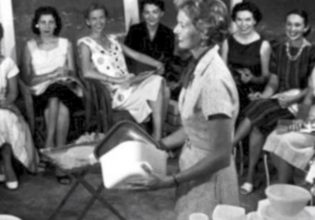 Η ιστορία της Μπράουνι Γουάιζ, της ευφυούς νοικοκυράς πίσω από τις αξέχαστες «επιδείξεις Tupperware»