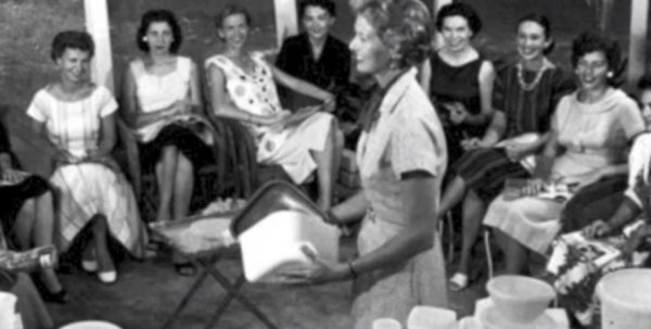 Η ιστορία της Μπράουνι Γουάιζ, της ευφυούς νοικοκυράς πίσω από τις αξέχαστες «επιδείξεις Tupperware»