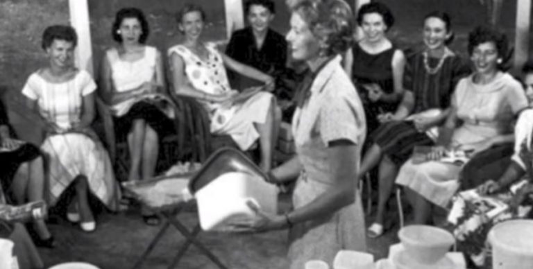 Η ιστορία της Μπράουνι Γουάιζ, της ευφυούς νοικοκυράς πίσω από τις αξέχαστες «επιδείξεις Tupperware»