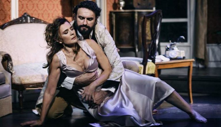 H γλυκόπικρη κωμωδία «Φιλουμένα Μαρτουράνο» επιστρέφει για 2η χρονιά