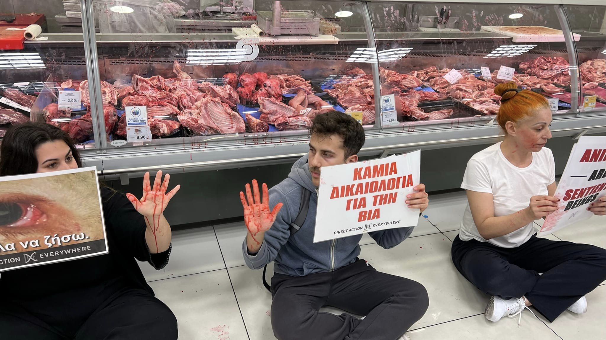 Vegan πέταξαν μπογιά σε κρεοπωλείο – Διαμαρτυρία για τη σφαγή αρνιών το Πάσχα