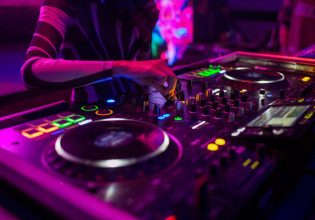 Θρήνος: Πέθανε γνωστός έλληνας DJ – Βρισκόταν στη Μύκονο για δουλειά