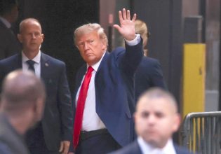 ΗΠΑ: Συνελήφθη ο Ντόναλντ Τραμπ – Δήλωσε αθώος στο δικαστήριο