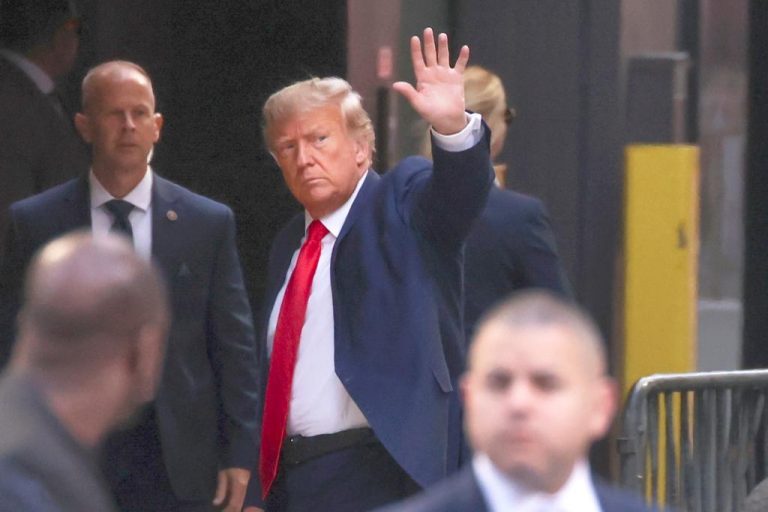 Τραμπ: Εφτασε στη Νέα Υόρκη για να εμφανιστεί στο δικαστήριο – «Θα κάνω ξανά μεγάλη την Αμερική»