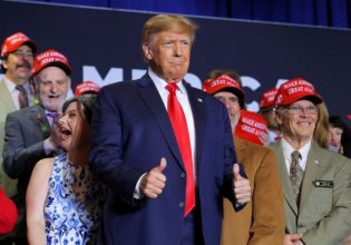 Τραμπ: «Θα συντρίψουμε τον Τζο Μπάιντεν» και «θα ανακαταλάβουμε τον Λευκό Οίκο»