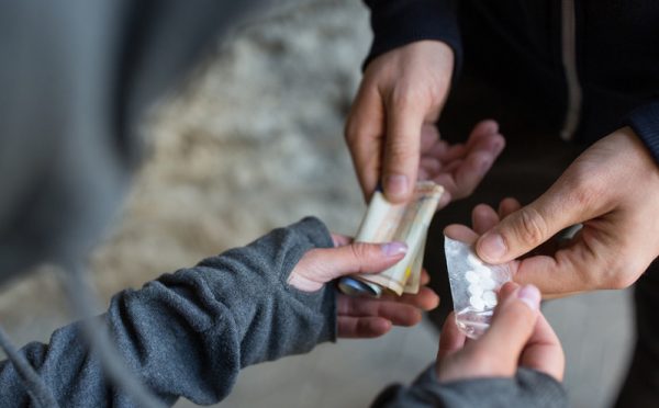 Διακινούσε ναρκωτικά και είχε 100.000 ευρώ σε τραπεζική θυρίδα