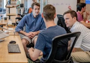 Ξεχάστε την «αθόρυβη παραίτηση». Ορισμένοι εργαζόμενοι υιοθετούν τη «Δευτέρα της ελάχιστης προσπάθειας»